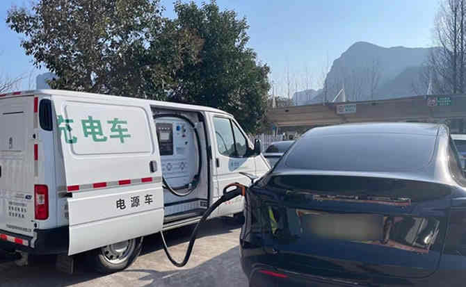 万荣汽车搭电